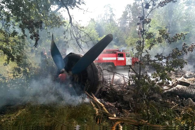 Під Полтавою страшна катастрофа: літак впав поблизу села і повністю згорів, в середині були люди