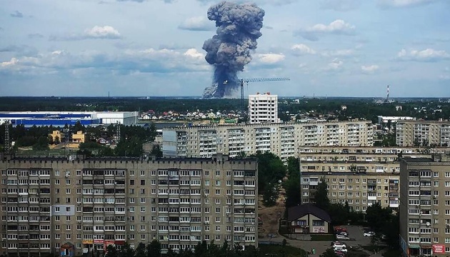 Рятувальників не впускають на “закритий об’єкт: В Росії стався вибух на заводі з виробництва авіабомб, є жертви