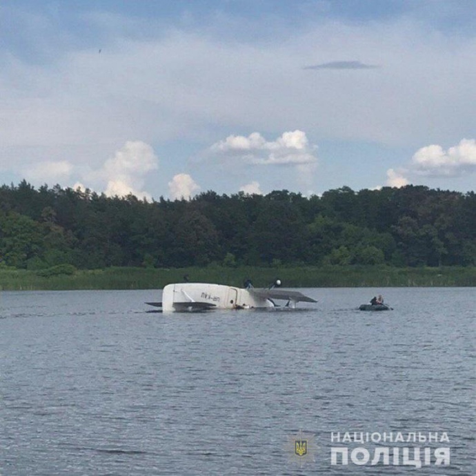 Дуже мокра посадка: Літак АН-2 “пірнув” в озеро у спальному районі Києва