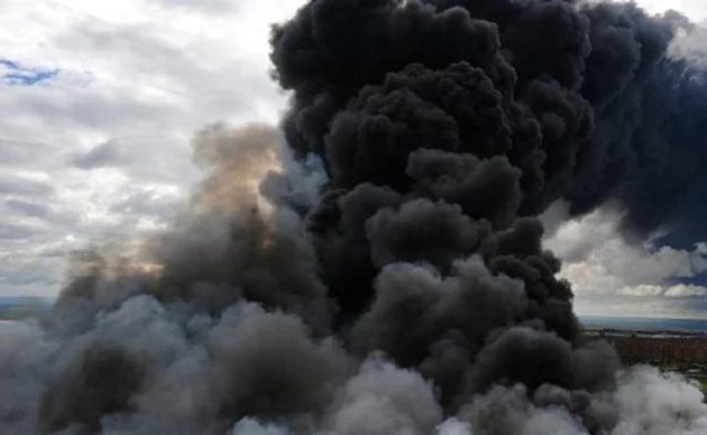Небо в чорному диму: протестанти влаштували пожежу у Києві під будівлею оборонного заводу