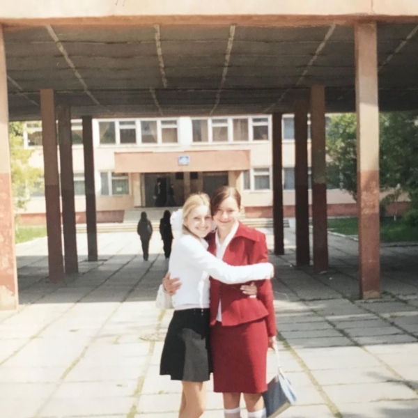 Коротка спідниця, блуза та бантики: Ірина Федишин ностальгує за шкільними роками