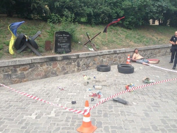 Нелюдяний вчинок! У Києві розгромили меморіал героя Небесної сотні Нігояна