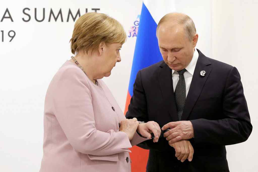 “Що з нею відбувається?”: Меркель оконфузилась в Японії після зустрічі з Путіним