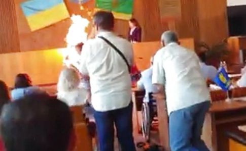 Підпалив себе на знак протесту: чергове засідання обласної ради завершилося трагедією