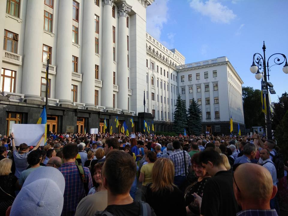 “Вибір нації – українізація”: на Банковій знову мітингують люди. Вимагають реакції президента