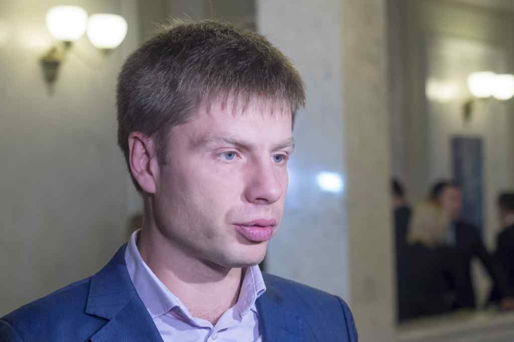 “Засівання алкоголем допомогло?”: Олексій Гончаренко перемагає у своєму виборчому окрузі