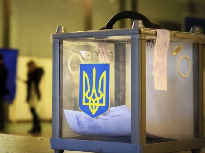 “Видали одній людині 10 бюлетенів для голосування”: Скандал на виборчій дільниці у Львові