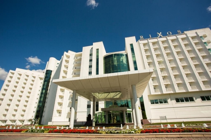 “Те на що була можливість”: Депутати від “Слуги народу” “навчаються” у найдорожчому готелі Трускавця