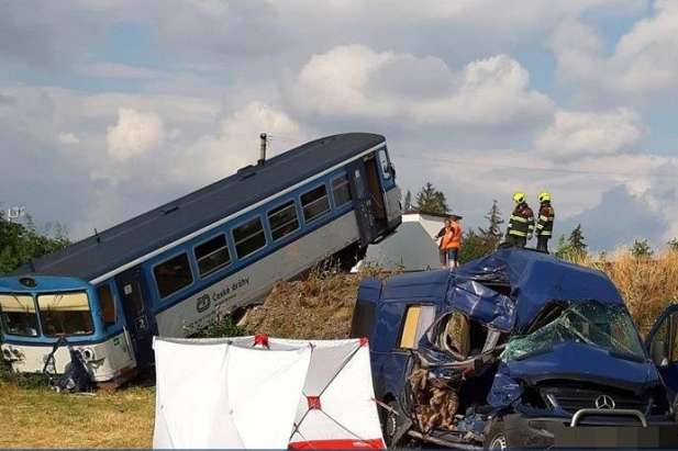 “У погоні за кращим життям”: Автобус з українськими заробітчанами потрапив у смертельну ДТП в Чехії