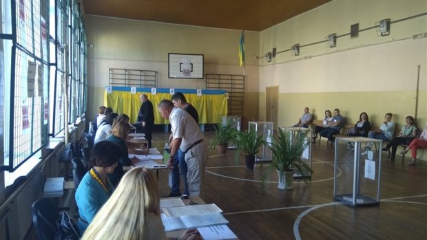 “Сітка за гроші пана Прокопіва працює”: Соратника Порошенка спіймали на підкупі виборців