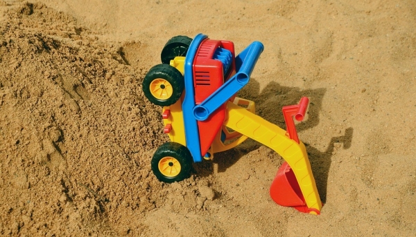 Дитина просто грала в піску! Виявили тіло 7-річного хлопчика в пісочниці