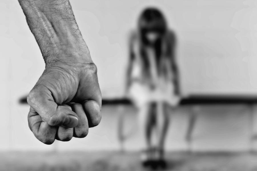 Разюча жорстокість до своєї дитини! У Росії чоловік зґвалтував дочку за допомогою матері