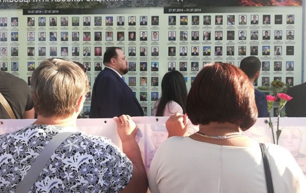 “Люди не стримують сліз”: Новообрані депутати вшанували пам’ять загиблих українців. Повинні заглянути в очі цим людям