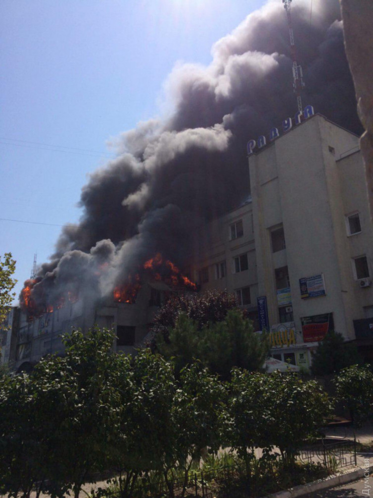 Місто накрили клуби диму: На Одещині сталася велика пожежа у дитячому центрі