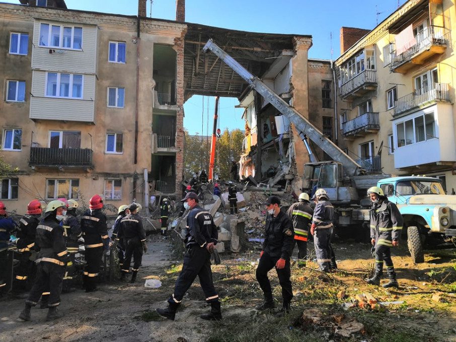 Нова біда: У Дрогобичі впала ще одна плита в обваленому будинку. Людей під завалами досі шукають