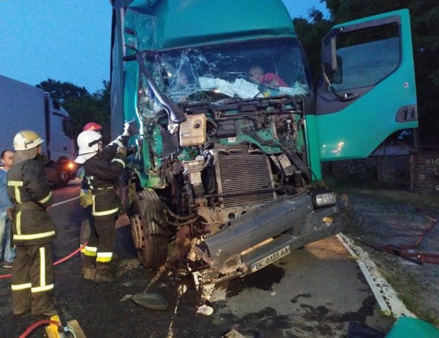 Довелося вирізати з кабіни: страшна аварія з вантажівками сталася на Львівщині