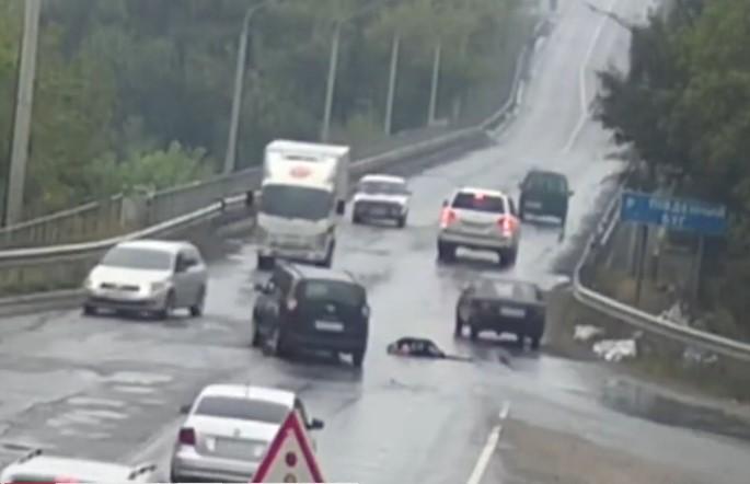 “Всі водії просто проїжджали повз”: У Вінниці жінка помирала на дорозі і ніхто їй не допоміг