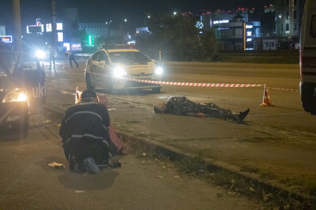 Встиг сказати лише слово “таксі”: У Києві молодого хлопця викинули з машини з перерізаним горлом