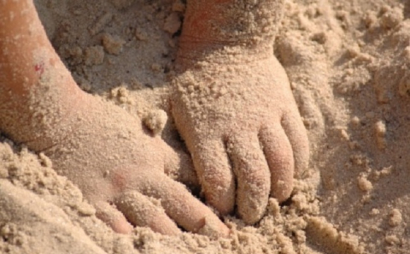 Жахлива трагедія: На Донеччині 2-річну дитину на смерть засипало піском