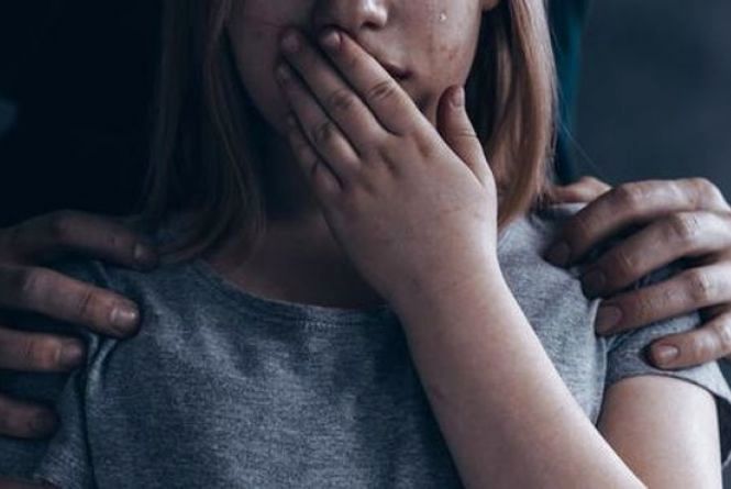 Мати все бачила і мовчала: педофіл згвалтував 6-річну дівчинку у Сумах