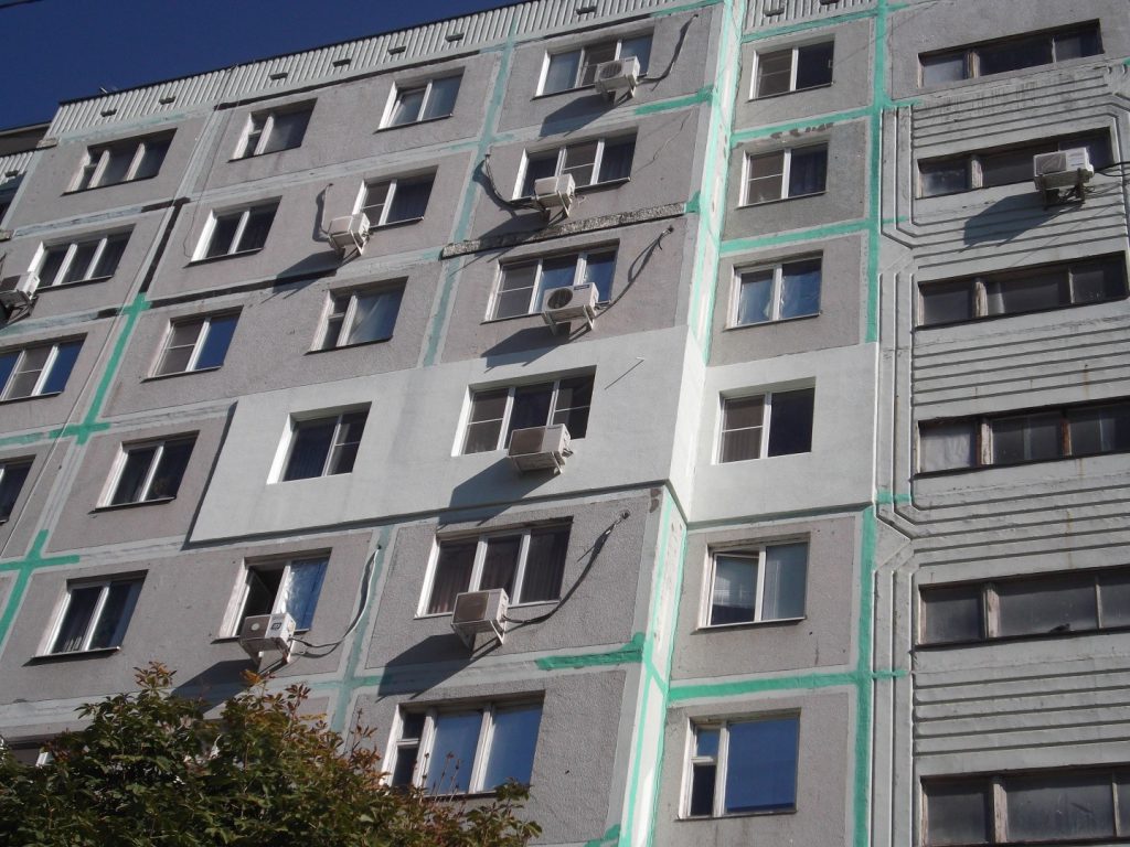 Зламані кістки і травма голови: в Польщі чоловік вистрибнув з вікна прямо на українця. Зняв квартиру спеціально на добу