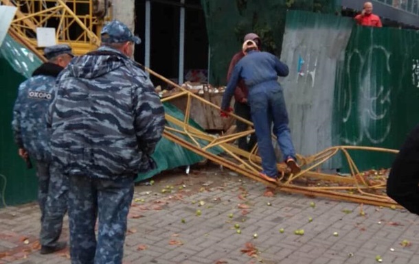 Слідом за Львовом: У центрі Києва на пішохідну частину звалився будівельний кран