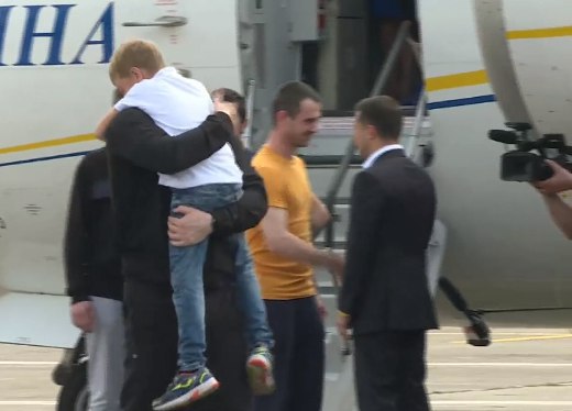 Лунають оплески, президент обіймає і дякує героям, рідні не стримують сліз: Літак з українськими полоненими приземлився в аеропорту “Бориспіль”