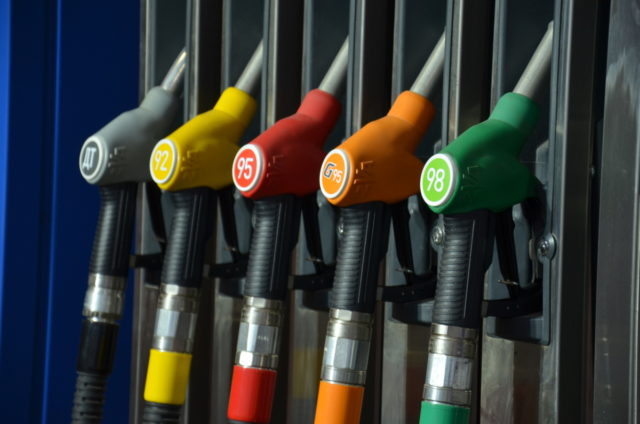 У декілька разів! Ціни на бензин можуть рекордно зрости. Українцям повідомили невтішні новини