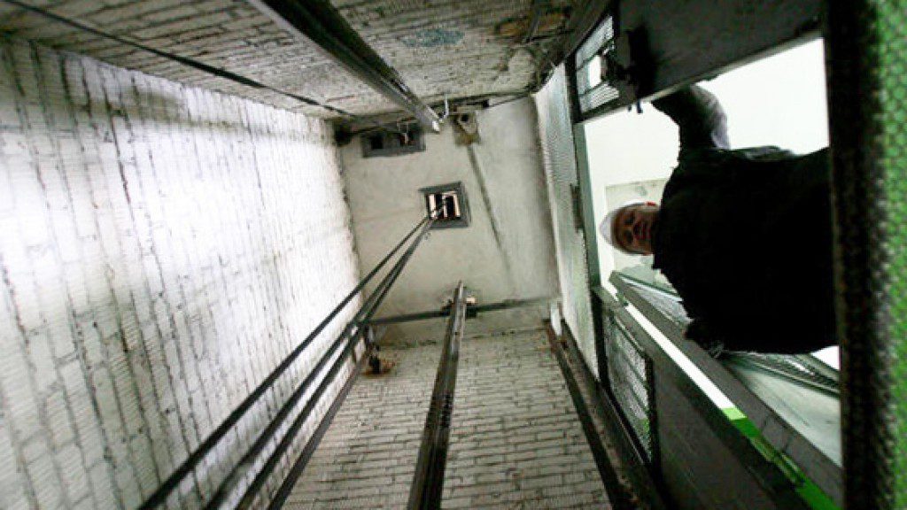 Хотіла притримати двері: У Дніпрі 15-річна дівчинка впала в шахту ліфта