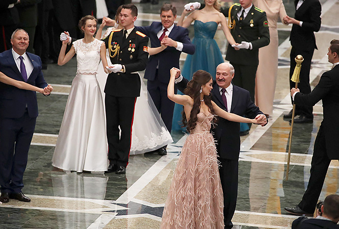«Міс світу і королева картоплі»: Красуня-подруга Лукашенка зібралася в політику. Бідні депутати!