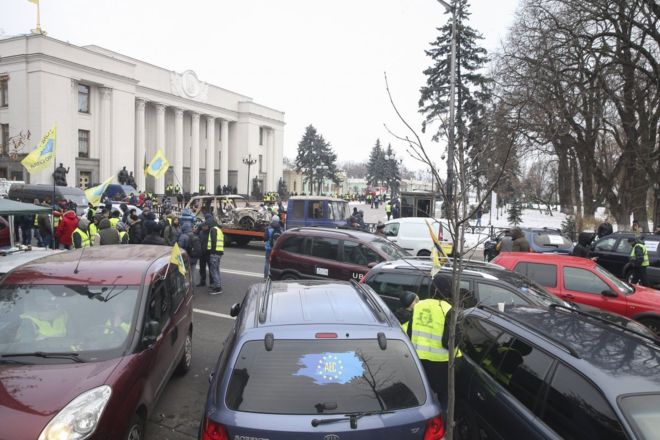 ”За доступне розмитнення авто”: “євробляхери” активно з’їжджаються на мітинг до Верховної Ради
