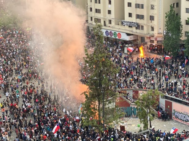 Тисячі людей вийшли на протестний мітинг в центрі столиці: вимагають відставки президента. Введено надзвичайний стан