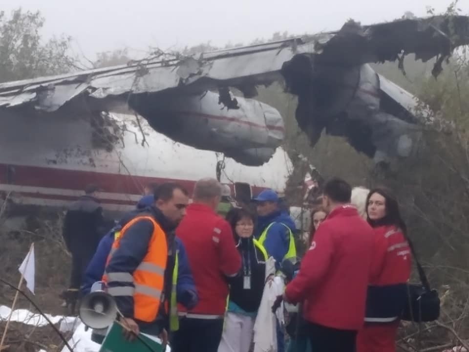 Членам екіпажу повідривало голови : Очевидці вражають розповіддями про авіакатастрофу під Львовом