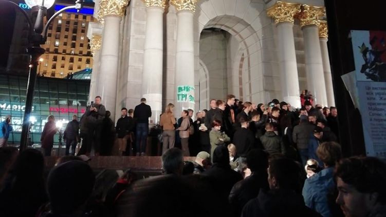 “Ганьба!”: Нацкорпус і прихильники Порошенка влаштували розбірки на Майдані під час мітингу. Тітушки?