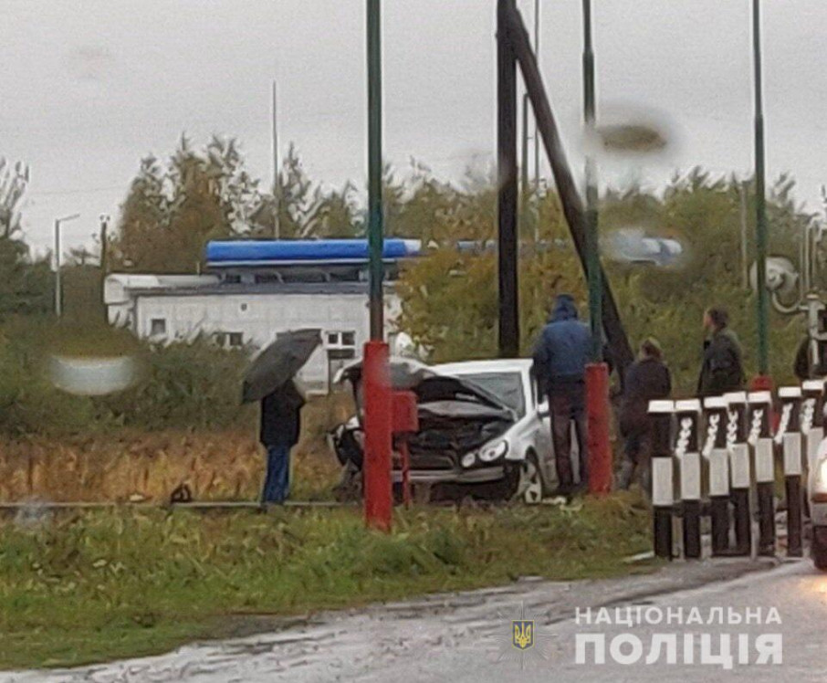 На шлагбаум було байдуже: ​На Львівщині п’яний 19-річний водій в’їхав в авто та зіткнувся з потягом