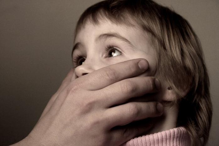 “Працюють психологи” : Друг сім’ї жорстоко познущався над тілом маленької дівчинки. Батьки не можуть повірити