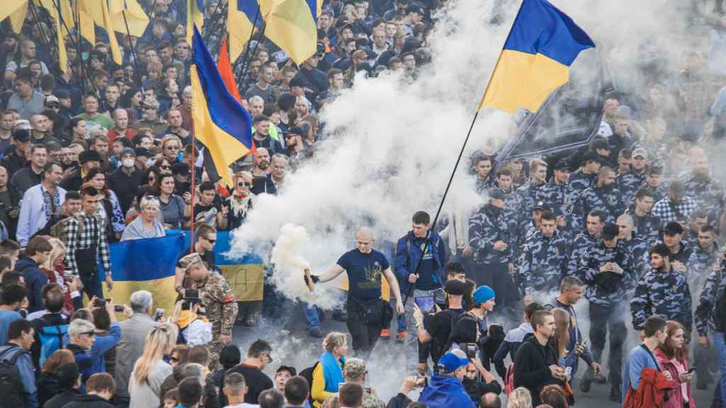 “Дим накрив центр столиці”: В Києві під час маршу почалися сутички. Запалюють фаєри і лунають вибухи