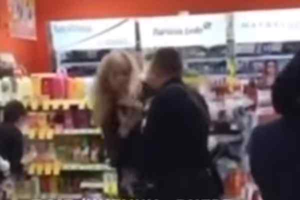 Наша поліція нас береже: У Дніпрі поліцейський у супермаркеті вдарив жінку по обличчю