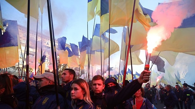 Майдан охоплений вогнем: сотні людей у Києві продовжують мітинг біля Банкової. Поліція в повній готовності