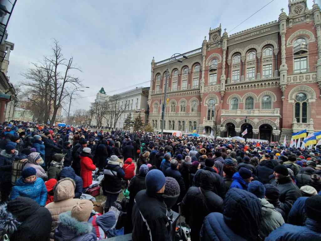 Тисячі українців штурмують будівлю НБУ. Вимагають відставки Смолія і подружки Гонтаревої