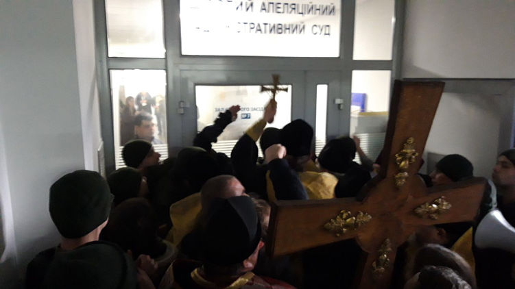 Штурм апеляційного суду в Києві. Масова бійка і сльозогінний газ. “Спочатку хотіли по-людськи”