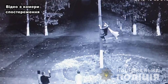 “Кинув на землю і витер об нього ноги” : На Одещині хлопець поглумився над українським прапором
