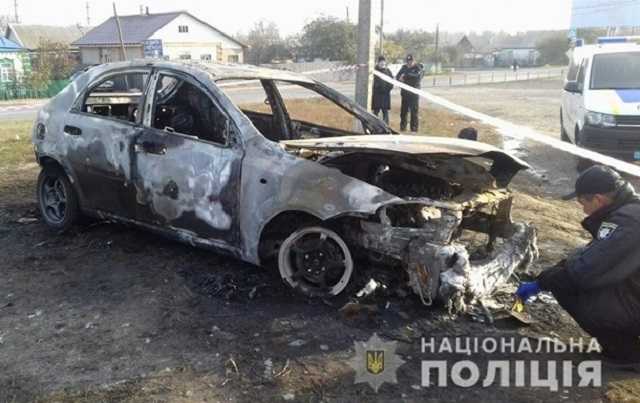Смерть була “гаряча”: на Харківщині у власній машині заживо згорів чоловік. Від машини не залишилося нічого