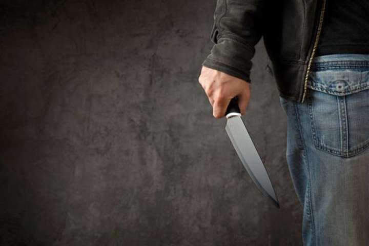 “На очах у дітей”” :  На Чернігівщині чоловік накинувся на працівницю РАЦСу. “Близько десяти разів ударив ножем”