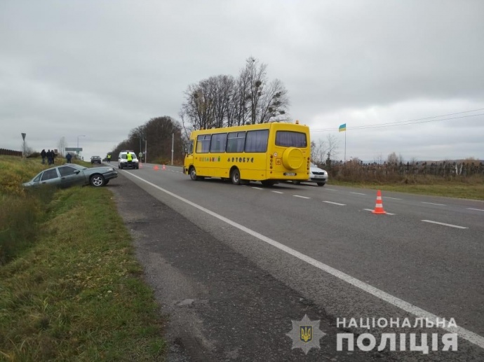 “10 дітей потрапили у лікарню”: на Львівщині шкільний автобус потрапив у страшну ДТП