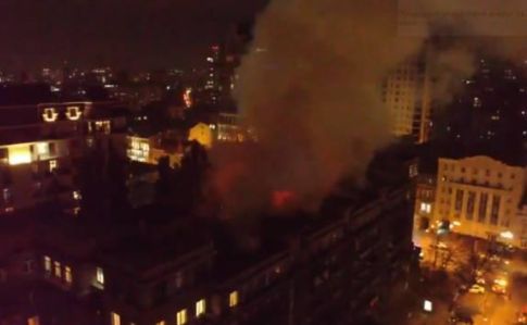Дим охопив все місто : У Києві виникла масштабна пожежа