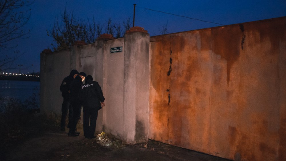 “Лежав в одних шкарпетках” : У Києві знайшли труп чоловіка. На обличчі була…