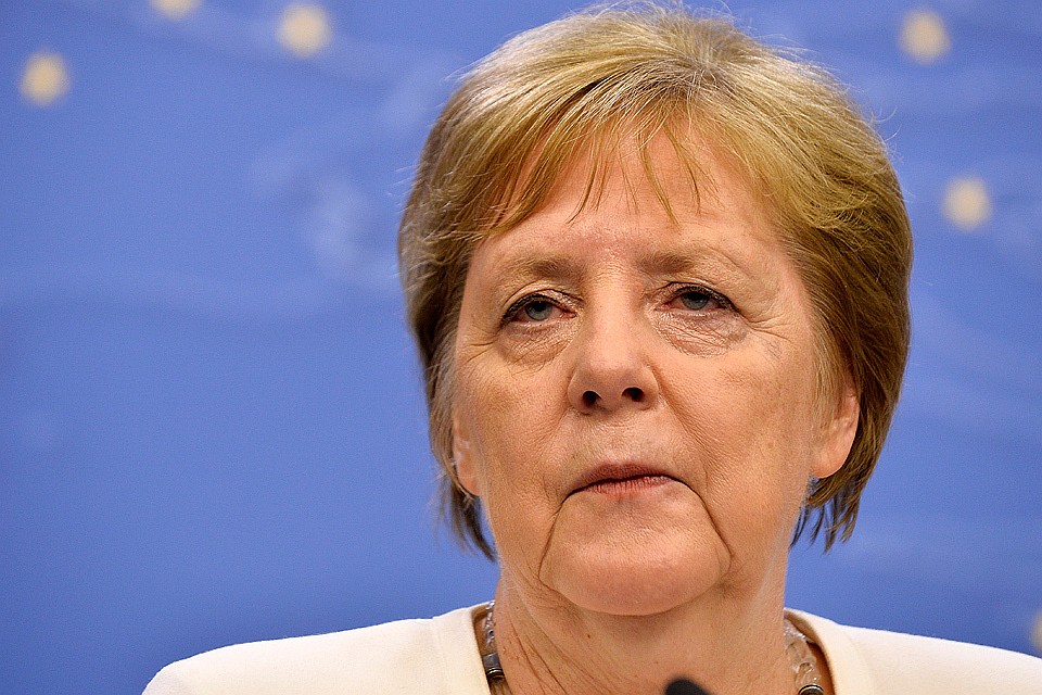 Піднімаючись на сцену, впала на коліна: після чуток про хворобу Ангела Меркель налякала всю Європу