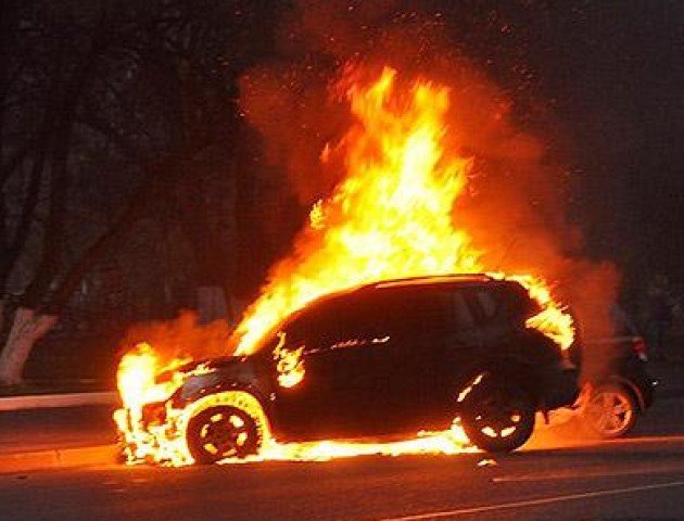 “Це була помста: на Дніпропетровщині чоловік підпалив авто поліцейського. Все через колишні образи