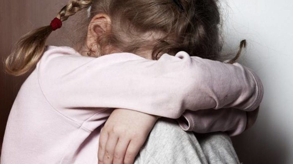 “Пропонував дружбу” : У Києві педофіл по-звірячому згвалтував маленьку дівчинку